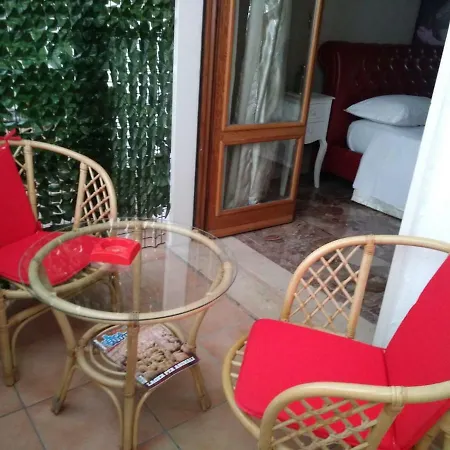 Bed & Breakfast Red *